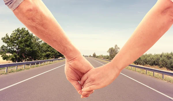 Šťastný pár držící se za ruce — Stock fotografie