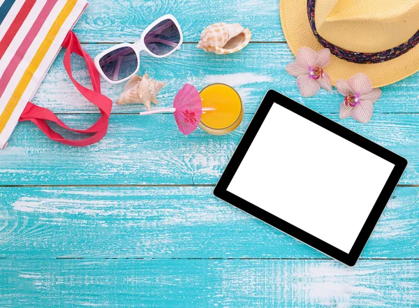 Tablet vazio em branco computador, acessórios de verão na praia . — Fotografia de Stock