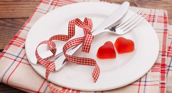 Valentine day love beautiful. Romantic dinner, tableware hearts. — Stock Photo, Image