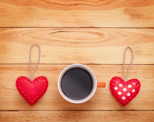 Dia dos namorados amor bonito. Copo de corações de café na mesa de madeira — Fotografia de Stock