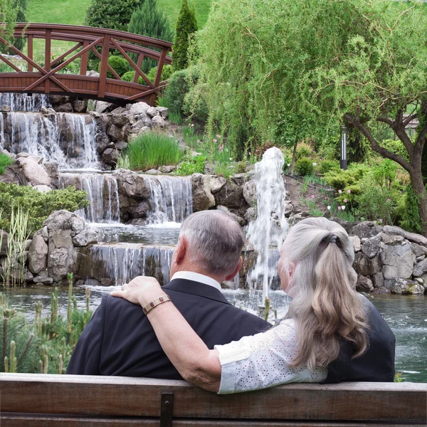 Felice coppia anziana sdraiata nel parco — Foto Stock