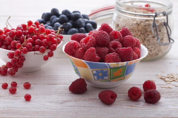 Frühstück - Beeren, Obst und Müsli — Stockfoto