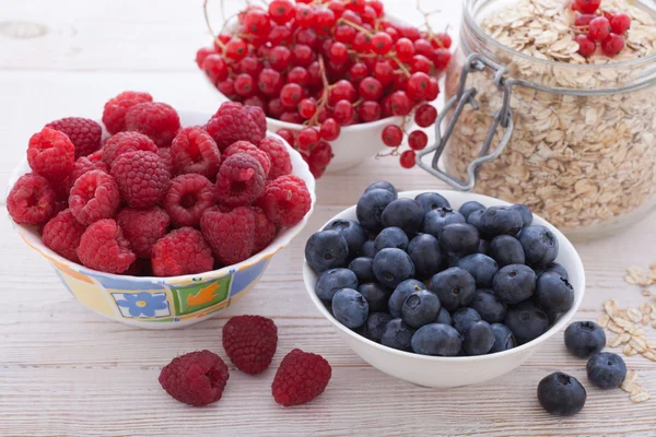 Breakfast - berries, fruit and muesli — Stock fotografie