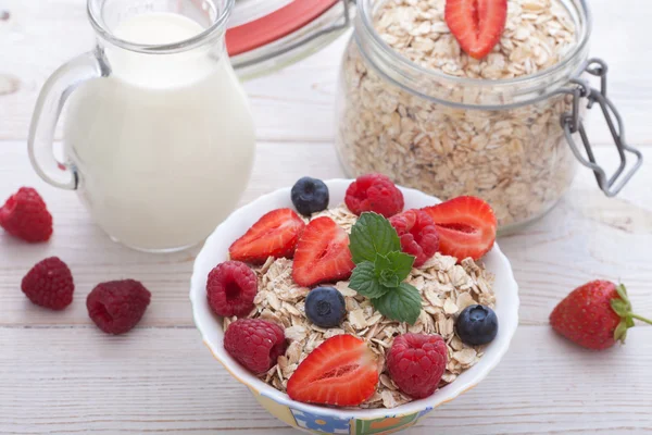 Breakfast - berries, fruit and muesli — Stok fotoğraf