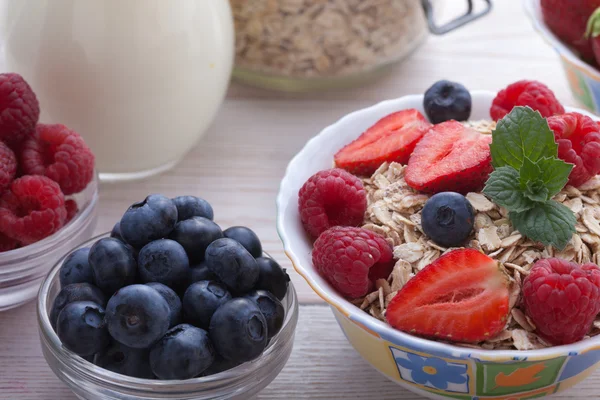 Café da manhã - bagas, fruto e muesli — Fotografia de Stock