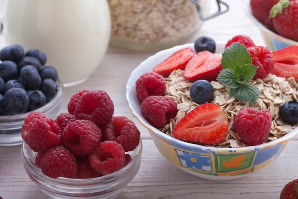 Breakfast - berries, fruit and muesli — Stock fotografie