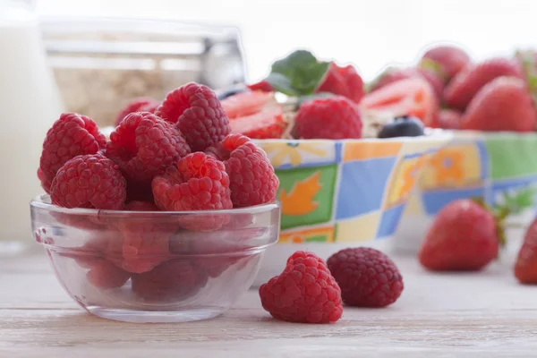 Завтрак - ягоды, фрукты и мюсли — стоковое фото