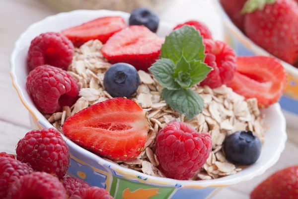 Завтрак - ягоды, фрукты и мюсли — стоковое фото