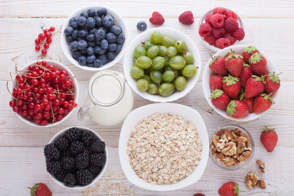 Frühstück - Beeren, Obst und Müsli — Stockfoto