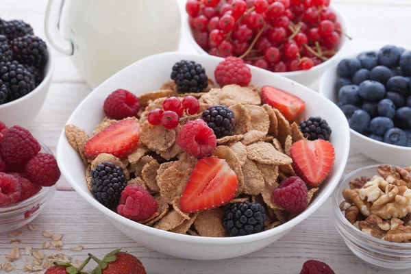 Breakfast - berries, fruit and muesli — Stok fotoğraf
