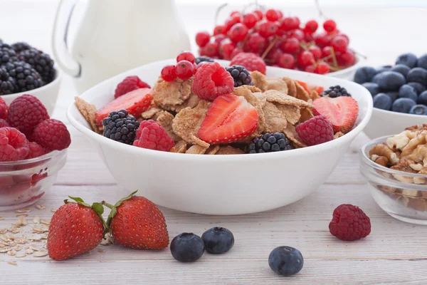 Сніданок - ягоди, фрукти та мюслі — стокове фото