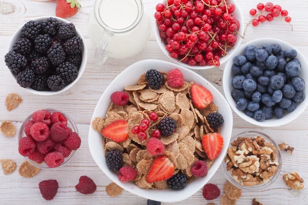 Breakfast - berries, fruit and muesli — ストック写真