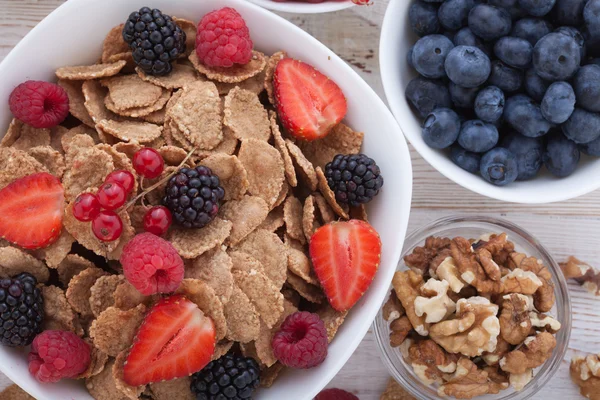 Breakfast - berries, fruit and muesli — Stok fotoğraf