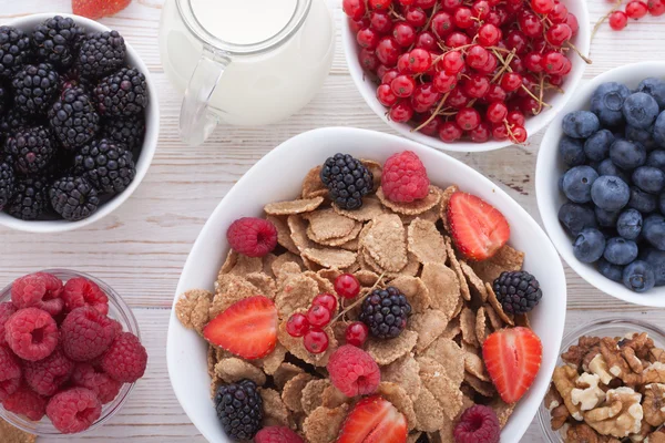 Breakfast - berries, fruit and muesli — Stok fotoğraf