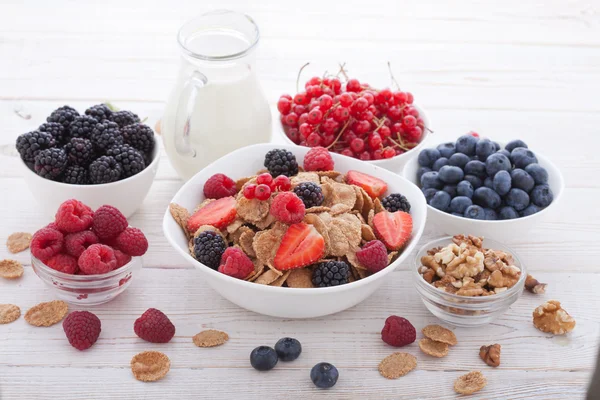 Breakfast - berries, fruit and muesli — Stock fotografie