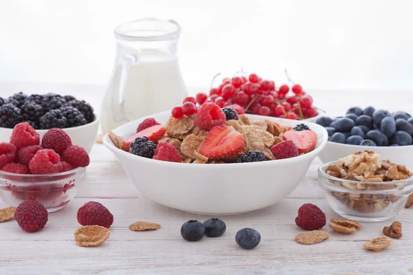 Breakfast - berries, fruit and muesli — Stok fotoğraf