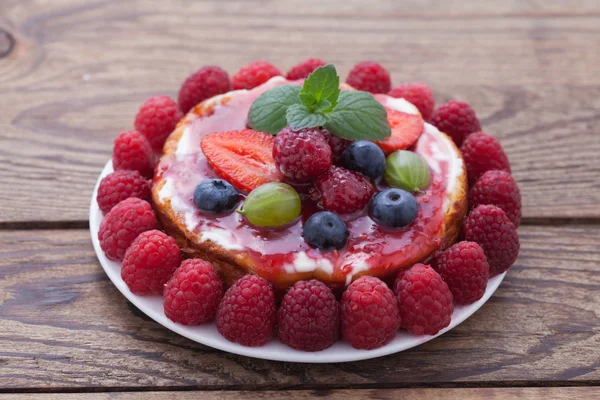 Cheese cake with berries on wooden table. — 스톡 사진