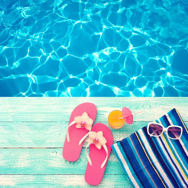 Sommerferien. rosa Sandalen am Pool. — Stockfoto