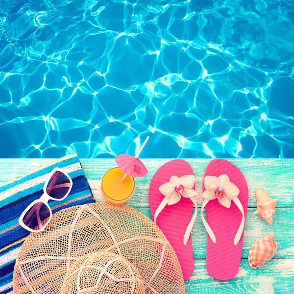 Zomervakantie. Roze sandalen door zwembad. — Stockfoto