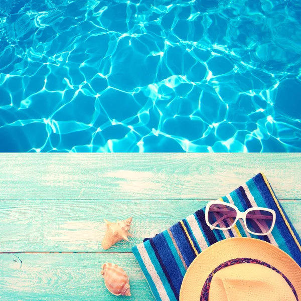 Zomervakantie. Roze sandalen door zwembad. — Stockfoto
