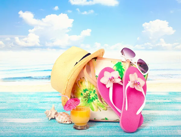 Zomervakantie. Roze sandalen door zwembad. — Stockfoto