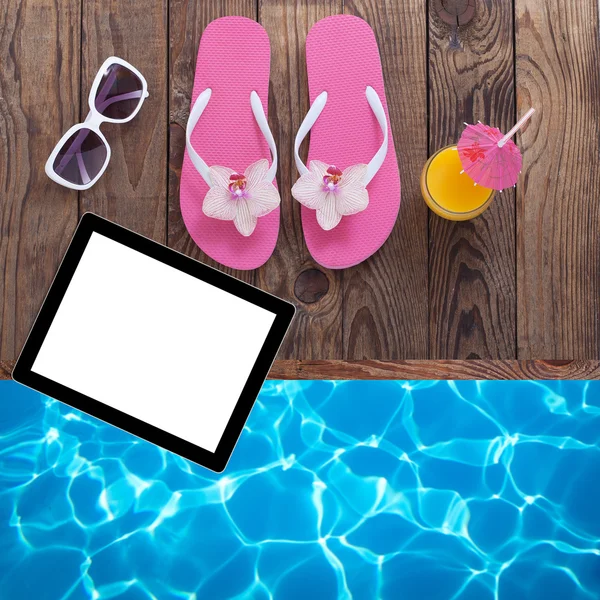 Lege lege tablet pc, zomer accessoires op strand. — Stockfoto