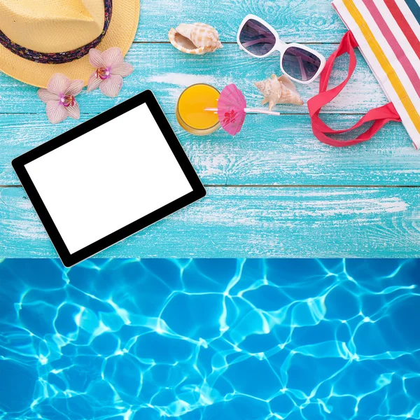 Blank empty tablet computer, summer accessories on beach. — Stock Photo, Image