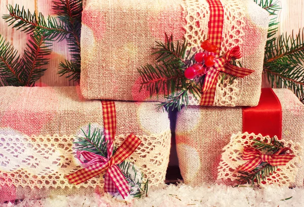 Weihnachtsgeschenkboxen Tannenzweige für das neue Jahr auf Holztisch — Stockfoto