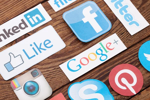KIEV, UKRAINE - 22 de agosto de 2015: Coleção de logotipos populares de mídia social impressos em papel: Facebook, Twitter, Google Plus, Instagram, Pinterest, Skype, YouTube, Linkedin e outros — Fotografia de Stock