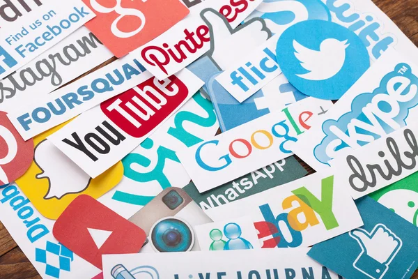 KIEV, UKRAINE - AUGUST 22, 2015:Collection of popular social media logos printed on paper:Facebook, Twitter, Google Plus, Instagram, Pinterest, Skype, YouTube, Linkedin and others — 图库照片