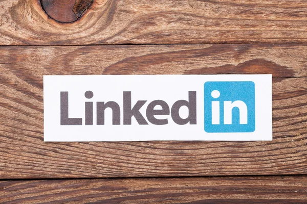 Sinal do logotipo de Linkedin impresso no papel — Fotografia de Stock