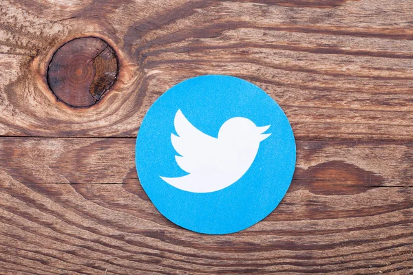 Твиттер логотип птицы напечатан на бумаге — стоковое фото
