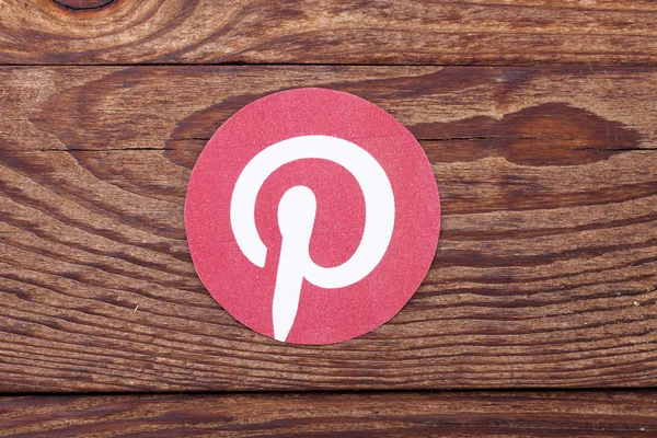 Pinterest logotype tryckt på papper — Stockfoto