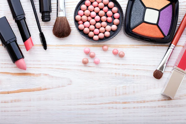 Maquillaje cosmético en madera blanca — Foto de Stock