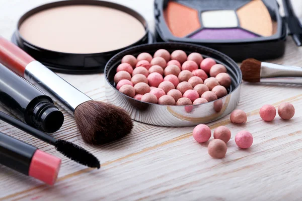 Maquillaje cosmético en madera blanca — Foto de Stock
