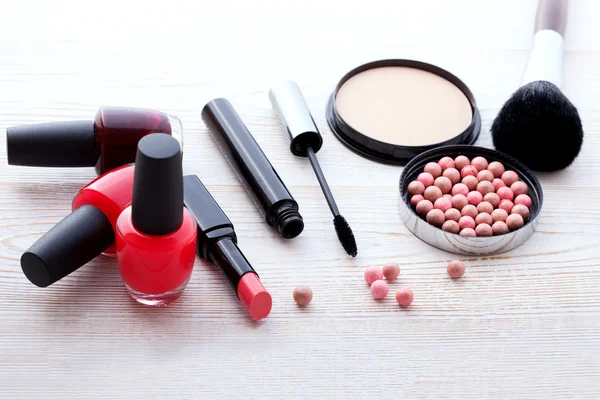 Maquillaje cosmético en madera blanca. antecedentes . — Foto de Stock