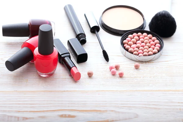 Maquillaje cosmético en madera blanca — Foto de Stock