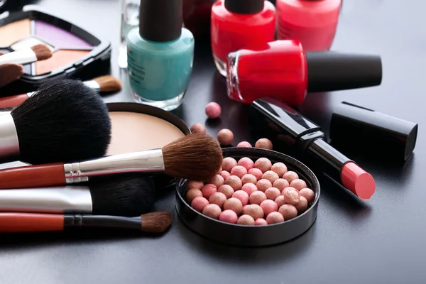 Trucco cosmetico su sfondo nero. — Foto Stock