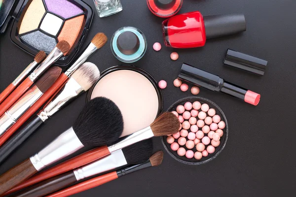 Cosmetica make-up op zwarte achtergrond. — Stockfoto