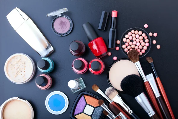 Maquillaje cosmético sobre fondo negro . —  Fotos de Stock