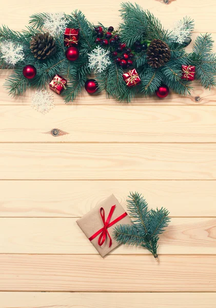 Handgemachte Geschenkschachtel in der Nähe des Weihnachtsbaums — Stockfoto