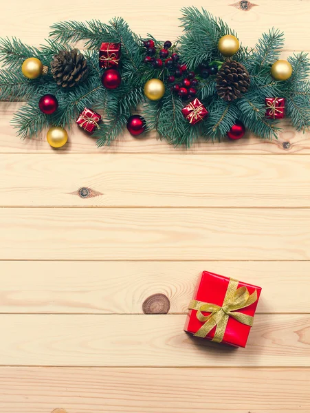 Scatola regalo fatta a mano vicino all'albero di Natale — Foto Stock