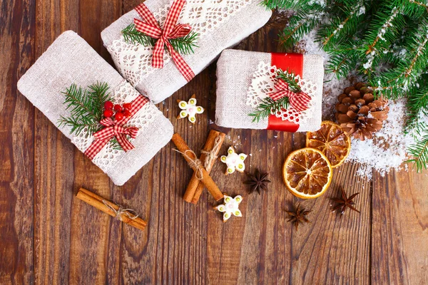 Handgjorda gåva lådor nära julgran — Stockfoto