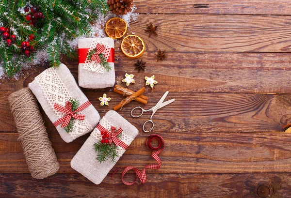Cajas de regalo hechas a mano cerca del árbol de Navidad —  Fotos de Stock
