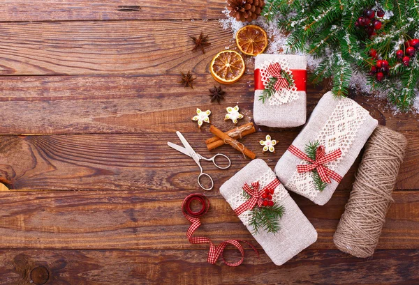 Caixas de presente artesanais perto da árvore de Natal — Fotografia de Stock