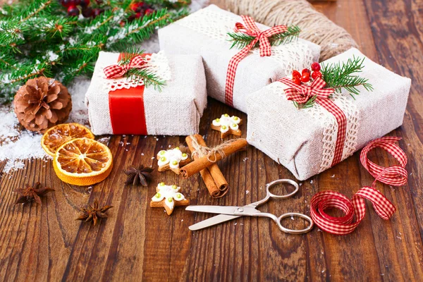 Cajas de regalo hechas a mano cerca del árbol de Navidad — Foto de Stock