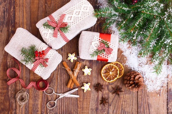 Caixas de presente artesanais perto da árvore de Natal — Fotografia de Stock