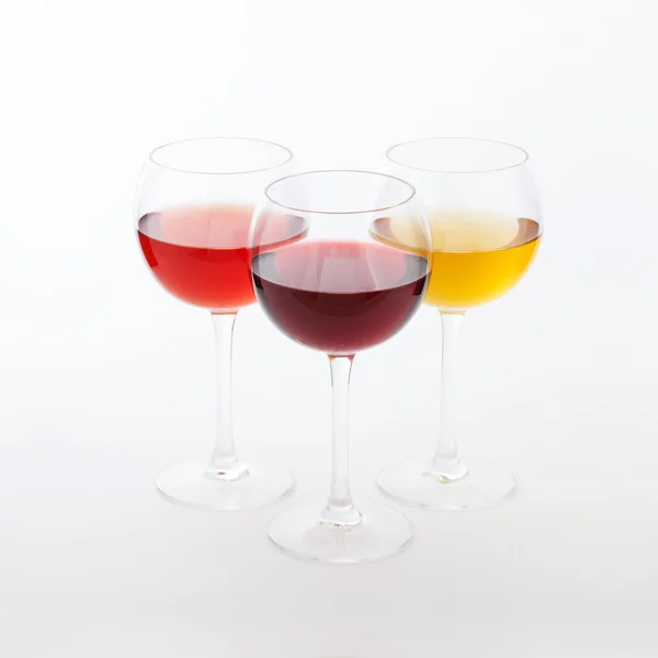 Винный бар, три бокала вина необычная перспектива на белом фоне . — стоковое фото