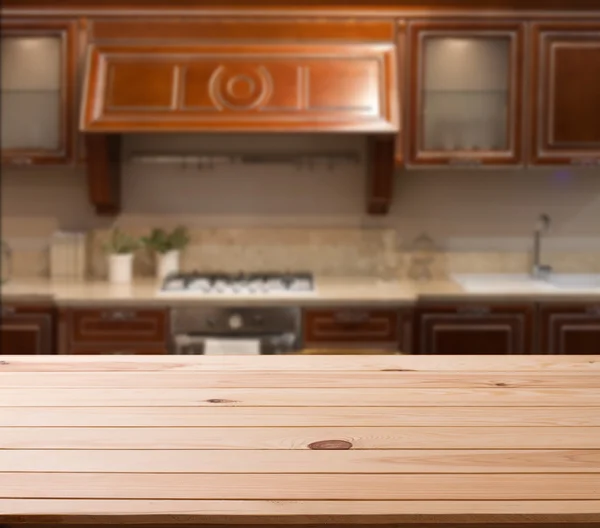 Horní části dřevěného stolu a kuchyně prostor — Stock fotografie