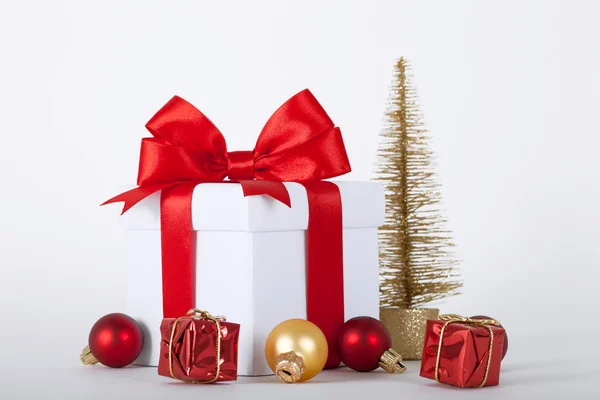 Presentes de Natal e Ornamentos — Fotografia de Stock